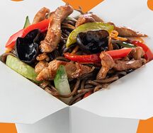 Соба с курицей и овощами