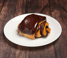 Булочка с маком и шоколадом