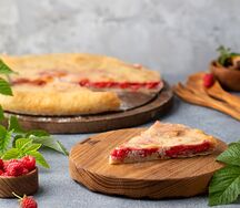 Пирог с творогом и малиной