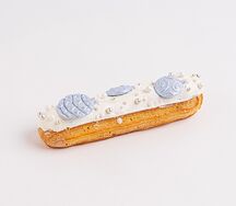 Эклер карамельный в декоре