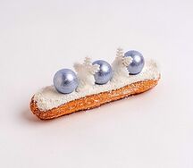 Эклер манго-маракуйя в декоре