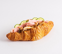 Круассан с окороком и грибами