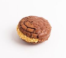 Вупи пай Сникерс