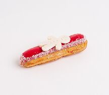 Эклер ежевика со сливками в декоре