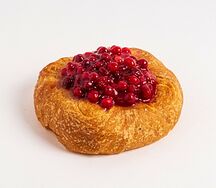 Вензель с брусникой и яблоком