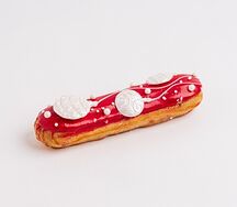 Эклер малиновый в декоре