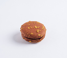 Пирожное макарон Сникерс