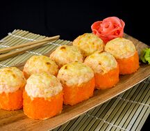 Запеченный ролл с лососем