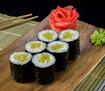 Маки с такуан