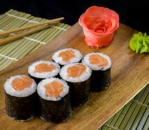 Маки с лососем