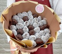 Букет из клубники в шоколаде Тёмный Рыцарь