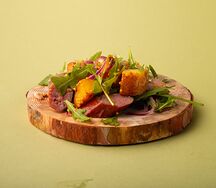 Салат с баварскими колбасками