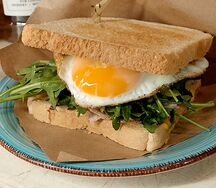 Сэндвич с тунцом и яйцом