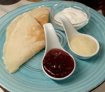 Блинчики со сгущенкой, сметаной и джемом