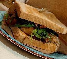 Сэндвич с курицей и вялеными томатами