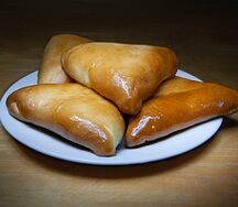 Пирожок с рисом и яйцом