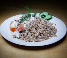 Кура в белом соусе с гарниром