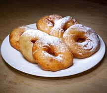 5 пышек с сахарной пудрой