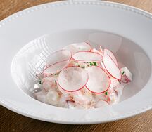 Северные креветки с щучьей икрой, копченой сметаной и редисом