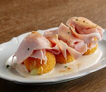 Крокеты с тамбовским окороком и трюфельным муссом