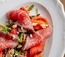 Салат с телятиной с печеными перцами, томатами и соусом чипотле