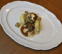 Беф бургиньон с трюфельным пюре и белыми грибами