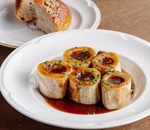 Костный мозг с мясным соусом и гречишным хлебом