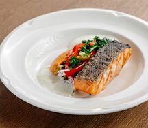 Форель с ромескоперцами рамиро и оливками