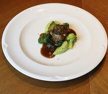 Стейк из ягненка с брокколи и кремом из зеленого лука