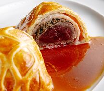 Говядина Веллингтонс мясным соусом