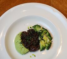 Тартар из оленины с кремом из зеленого лука и брокколи