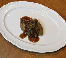 Томленый ягненок с баклажаном и мясным соусом