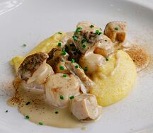 Гребешки с полентой и белыми грибами