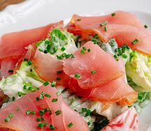 Салат с копченым тунцомс брокколи, томатами и соусом из анчоусов