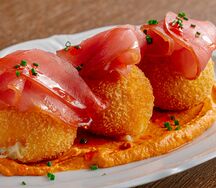 Крокеты с копченым тунцом и кремом ромеско 