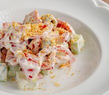 Салат из свежих овощей с соусом из сыра фета