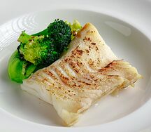 Треска с брокколии луковым пармантье