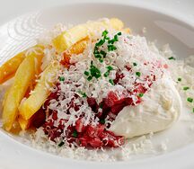 Тартар из мраморной говядины с муссом из сыра пармезан и картофелем фри