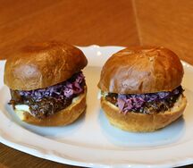 Два мини-бургера с томлеными говяжьими хвостами, кремом пармезан и коул слоу