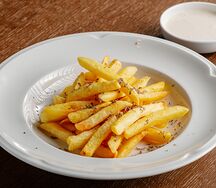 Картофель фри с трюфельным соусом и сыром пармезан