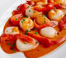 Свежий гребешок с копчеными перцами