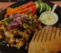 Шаверма на тарелке из говядины