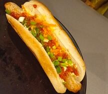 Хот-дог с колбаской из курицы и индейки 