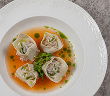 Вонтоны с говядиной в кимчи бульоне
