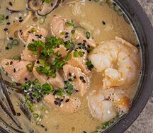 Сакана рамен с креветками и лососем