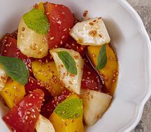 Салат с грушей, томатами и манго