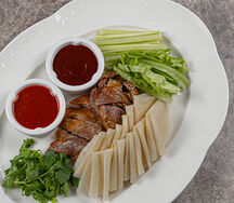 Двойная хрустящая утка с лепешками и овощами