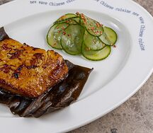 Черная треска с имбирными огурцами