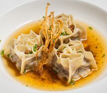 Вонтоны с грибами еринги и трюфельным соусом хойсин