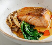 Лосось со сливочным биском и вешенкой